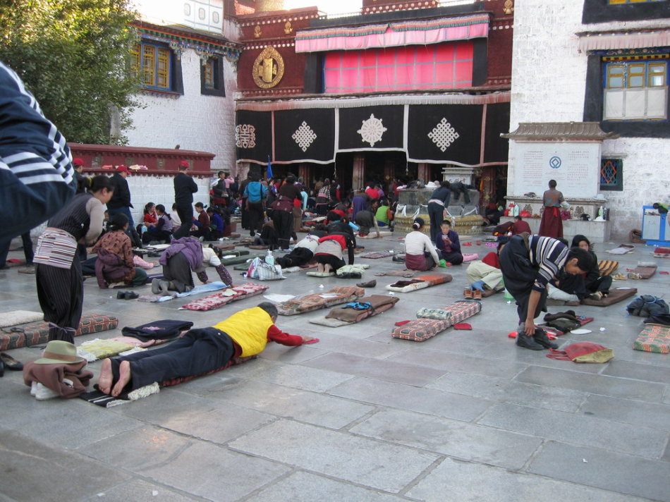 devotees-in-front-of-jokhang-temple