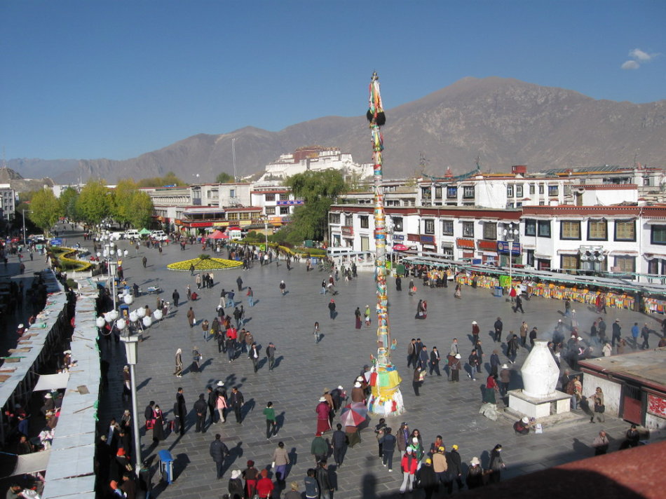 squre-in-front-of-jokhang