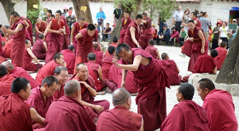 monks-debating-at-sera