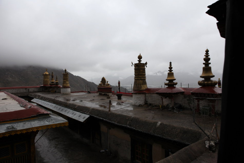 view-from-roof-of-drepung-monastery