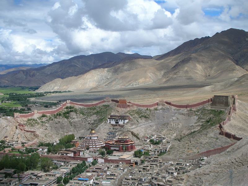 walls-of-gyantse-dzong