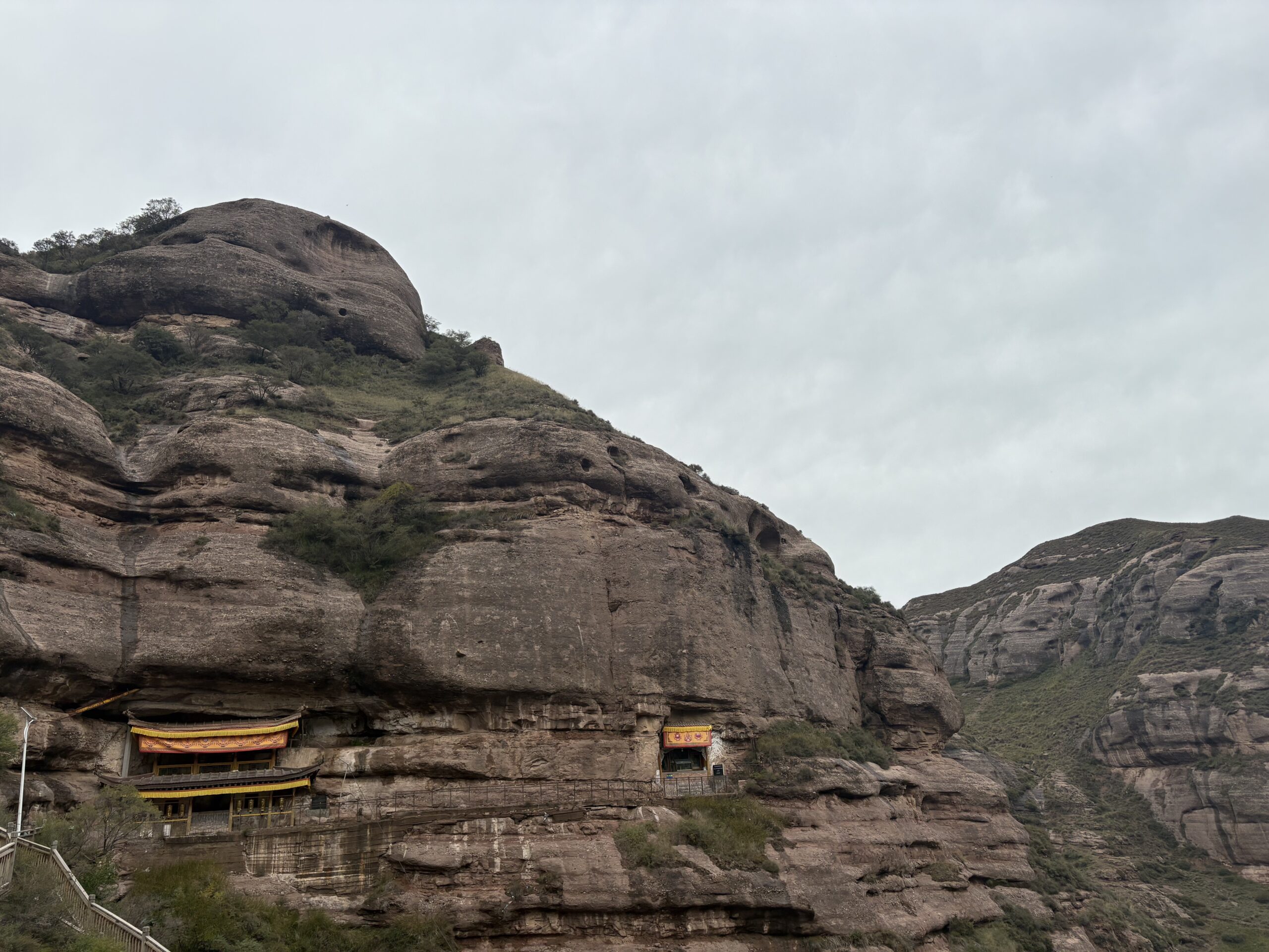 Dentik Shelgi Drak ཏན་དིག་ཤེལ་གྱི་བྲག